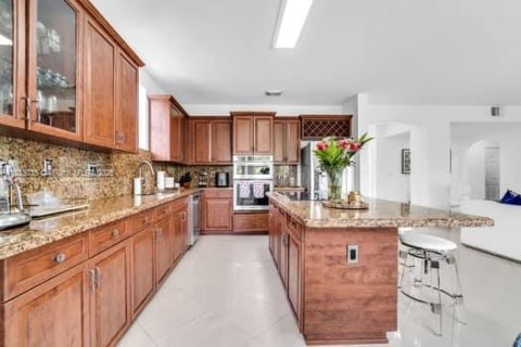 House in Miami, Florida 5 bedrooms, 297.47 sq.m. № 1814305 - photo 10