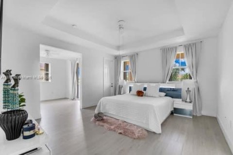 House in Miami, Florida 5 bedrooms, 297.47 sq.m. № 1814305 - photo 24