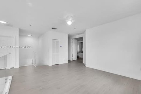 House in Miami, Florida 5 bedrooms, 297.47 sq.m. № 1814305 - photo 30