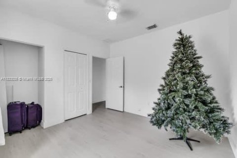 House in Miami, Florida 5 bedrooms, 297.47 sq.m. № 1814305 - photo 19