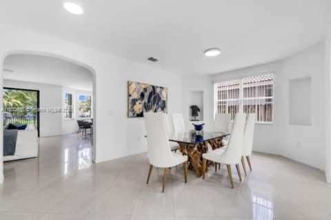 House in Miami, Florida 5 bedrooms, 297.47 sq.m. № 1814305 - photo 7
