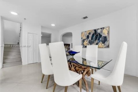 House in Miami, Florida 5 bedrooms, 297.47 sq.m. № 1814305 - photo 8