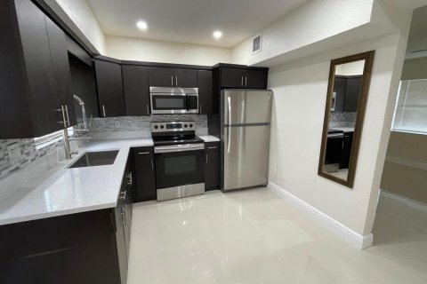 House in Fort Lauderdale, Florida 3 bedrooms, 89 sq.m. № 2083002 - photo 3