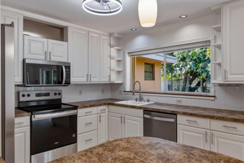 House in Lauderdale-by-the-Sea, Florida 3 bedrooms, 161.84 sq.m. № 2078338 - photo 1