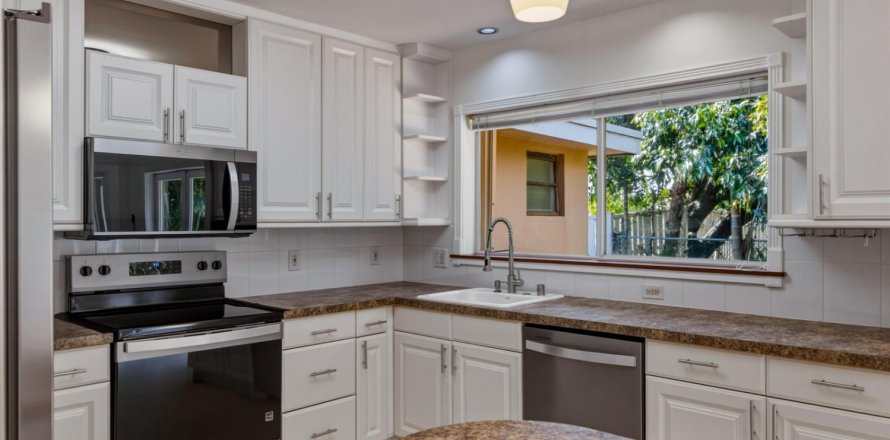 House in Lauderdale-by-the-Sea, Florida 3 bedrooms, 161.84 sq.m. № 2078338