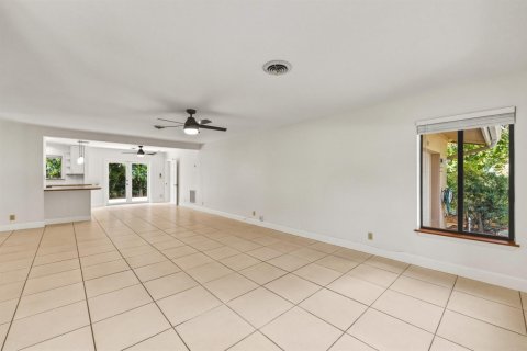 House in Lauderdale-by-the-Sea, Florida 3 bedrooms, 161.84 sq.m. № 2078338 - photo 13
