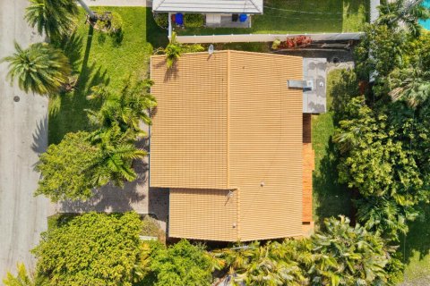 House in Lauderdale-by-the-Sea, Florida 3 bedrooms, 161.84 sq.m. № 2078338 - photo 18