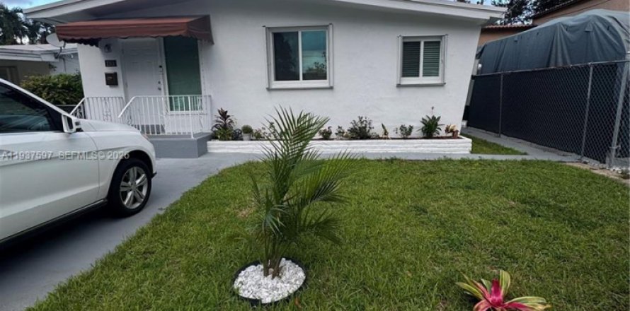 House in Miami, Florida 2 bedrooms № 1995518