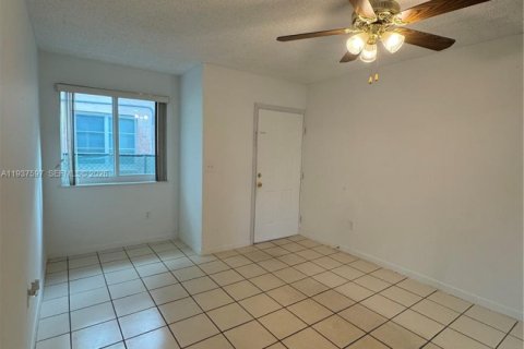 House in Miami, Florida 2 bedrooms № 1995518 - photo 6