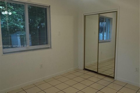 House in Miami, Florida 2 bedrooms № 1995518 - photo 2