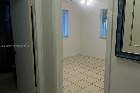 House in Miami, Florida 2 bedrooms № 1995518 - photo 3