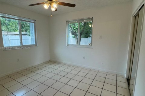 House in Miami, Florida 2 bedrooms № 1995518 - photo 4
