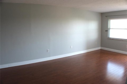 Condominio en alquiler en Pinellas Park, Florida, 2 dormitorios, 98.01 m2 № 1910438 - foto 2