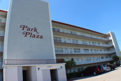 Condominio en alquiler en Pinellas Park, Florida, 2 dormitorios, 98.01 m2 № 1910438 - foto 1