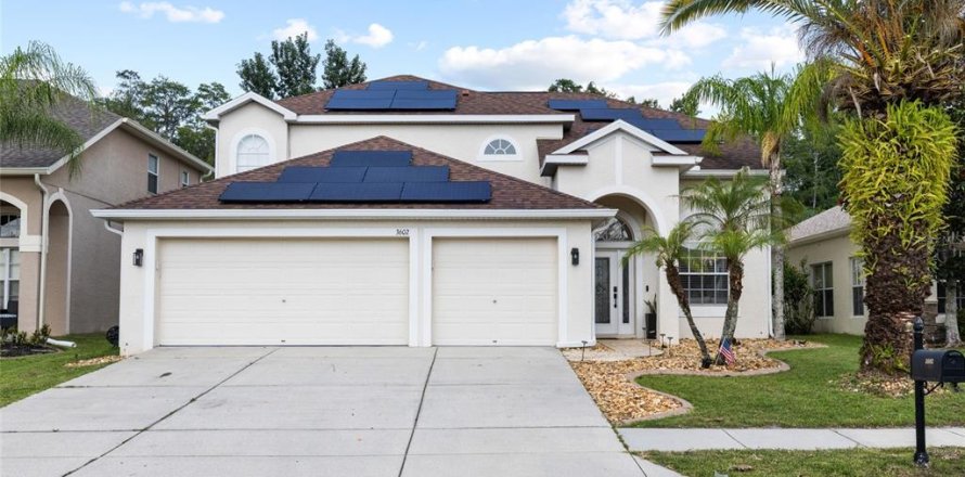 House in Land O' Lakes, Florida 4 bedrooms, 215.16 sq.m. № 2208733