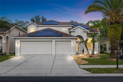 House in Land O' Lakes, Florida 4 bedrooms, 215.16 sq.m. № 2208733 - photo 2