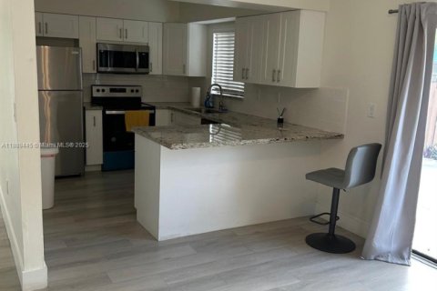 Condominio en alquiler en Miami, Florida, 3 dormitorios, 127.28 m2 № 1938699 - foto 16