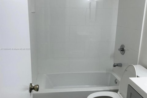 Condominio en alquiler en Miami, Florida, 3 dormitorios, 127.28 m2 № 1938699 - foto 26