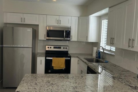 Condominio en alquiler en Miami, Florida, 3 dormitorios, 127.28 m2 № 1938699 - foto 15