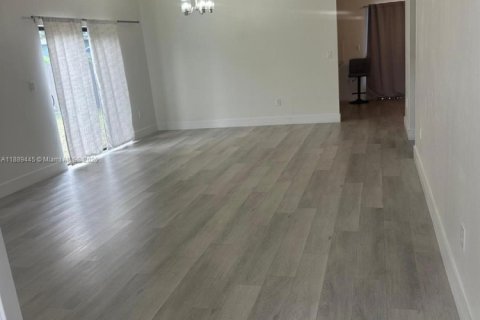 Condominio en alquiler en Miami, Florida, 3 dormitorios, 127.28 m2 № 1938699 - foto 11