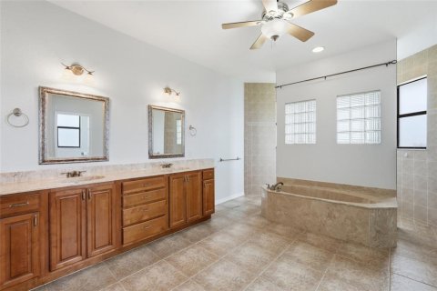 Villa ou maison à vendre à Port Charlotte, Floride: 3 chambres, 247.96 m2 № 2166879 - photo 23