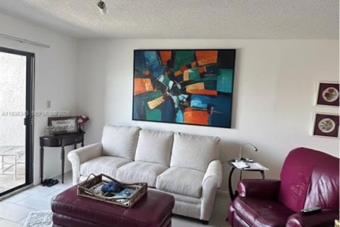 Condo in Saint Petersburg, Florida, 2 bedrooms  № 1994535 - photo 3