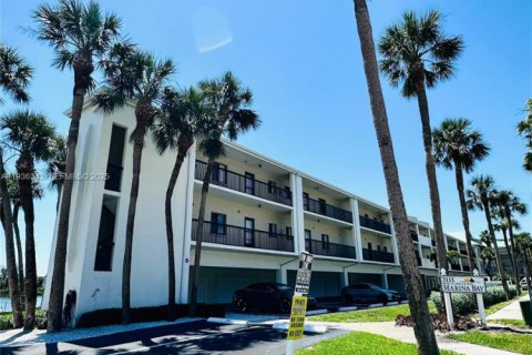 Condo in Saint Petersburg, Florida, 2 bedrooms  № 1994535 - photo 1