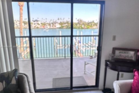 Condo in Saint Petersburg, Florida, 2 bedrooms  № 1994535 - photo 6