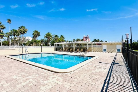 Condo in Saint Petersburg, Florida, 2 bedrooms  № 1994535 - photo 16