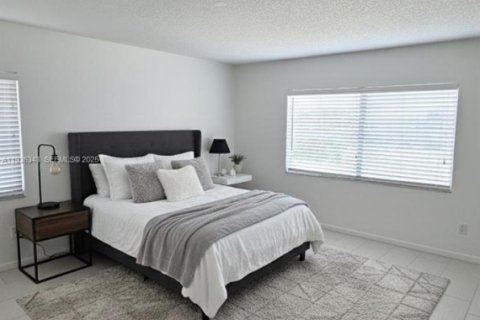 Condo in Saint Petersburg, Florida, 2 bedrooms  № 1994535 - photo 7