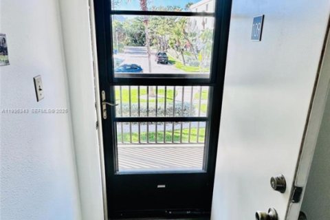 Condo in Saint Petersburg, Florida, 2 bedrooms  № 1994535 - photo 10