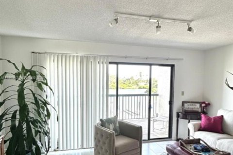 Condo in Saint Petersburg, Florida, 2 bedrooms  № 1994535 - photo 5