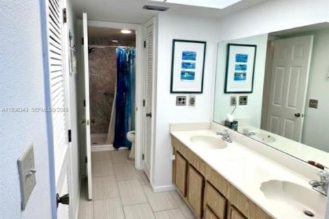 Condo in Saint Petersburg, Florida, 2 bedrooms  № 1994535 - photo 9