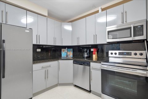 Condo in Miami Beach, Florida, 3 bedrooms  № 1812218 - photo 22