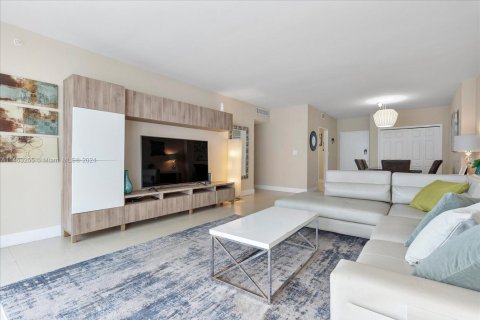 Condo in Miami Beach, Florida, 3 bedrooms  № 1812218 - photo 17