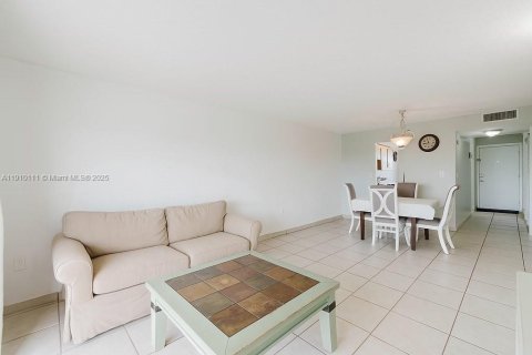 Copropriété à vendre à Sunrise, Floride: 2 chambres, 102.19 m2 № 1966387 - photo 11