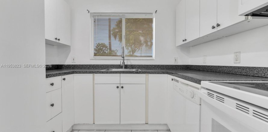 Дом в Халландейл-Бич, Флорида 3 спальни, 214.6м2 № 2008311