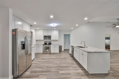 House in Lakeland, Florida 4 bedrooms, 330.55 sq.m. № 1769191 - photo 12