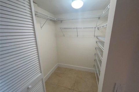 Condo in Miami, Florida, 1 bedroom  № 1932071 - photo 9