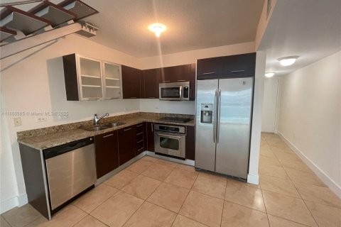 Condo in Miami, Florida, 1 bedroom  № 1932071 - photo 3