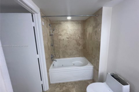 Condo in Miami, Florida, 1 bedroom  № 1932071 - photo 11