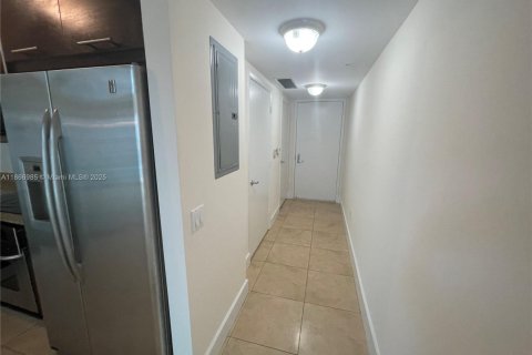Condo in Miami, Florida, 1 bedroom  № 1932071 - photo 6