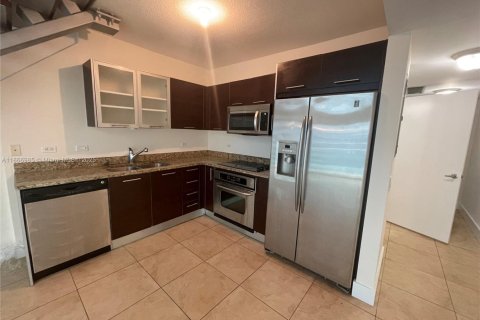 Condo in Miami, Florida, 1 bedroom  № 1932071 - photo 2