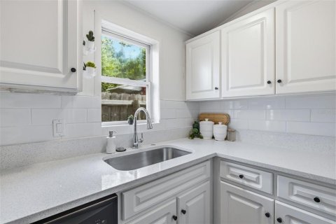 House in Tampa, Florida 3 bedrooms, 104.52 sq.m. № 2150067 - photo 14