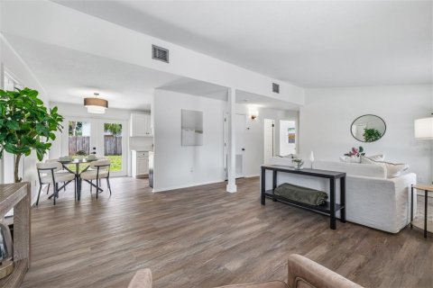 House in Tampa, Florida 3 bedrooms, 104.52 sq.m. № 2150067 - photo 5