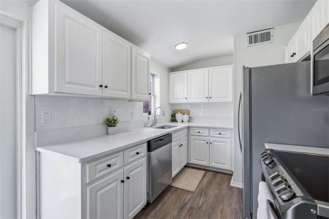House in Tampa, Florida 3 bedrooms, 104.52 sq.m. № 2150067 - photo 12
