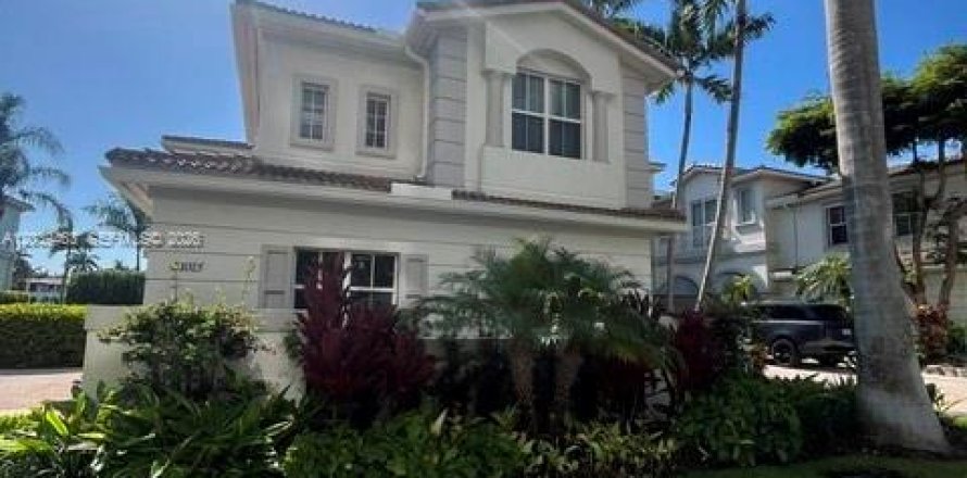 Дом в Авентура, Флорида 4 спальни, 297.29м2 № 2089438