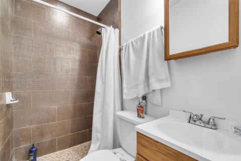 Casa en venta en Miami, Florida, 4 dormitorios, 256.22 m2 № 1774535 - foto 28