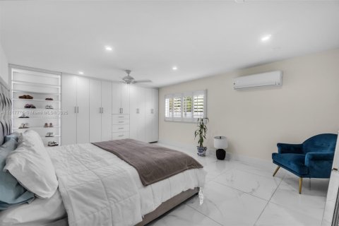 Casa en venta en Miami, Florida, 4 dormitorios, 256.22 m2 № 1774535 - foto 24
