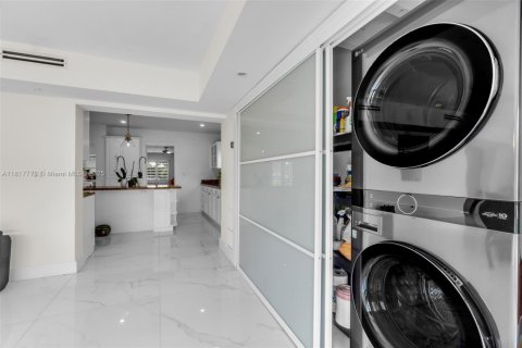 Casa en venta en Miami, Florida, 4 dormitorios, 256.22 m2 № 1774535 - foto 14